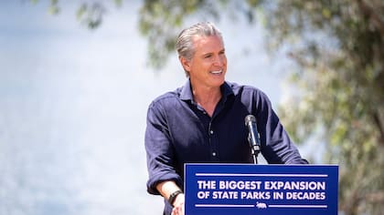 El gobernador Newsom, al anunciar tres parques estatales; ante la prensa, evitó apoyar a algún candidato demócrata