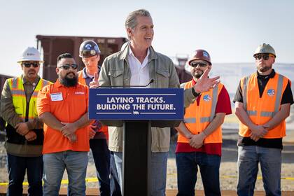 El gobernador Newsom, cuando se inició la construcción de la terminal ferroviaria