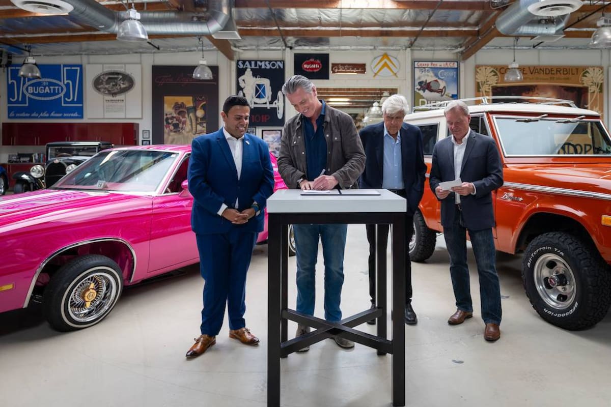 El gobernador Newsom firmó la ley que habilita excepciones para autos clásicos, con un guiño a la comunidad latina
