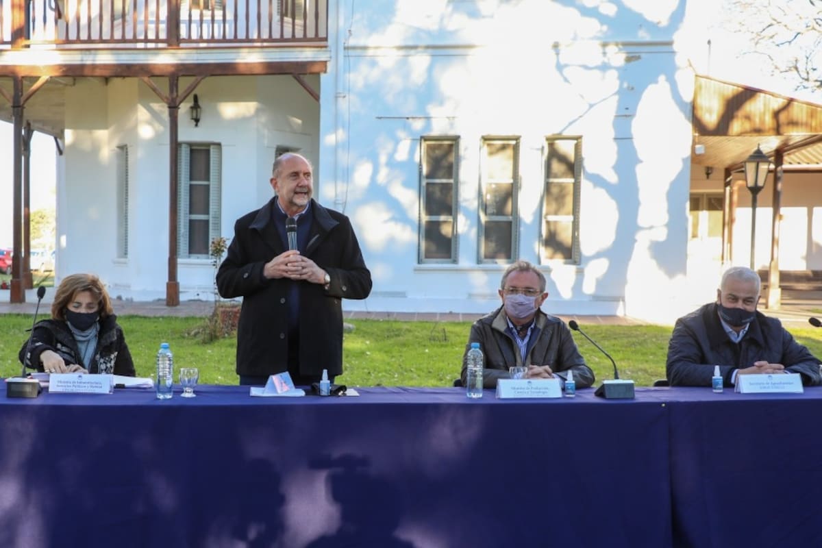 El gobernador Omar Perotti, en el centro, durante el anuncio del programa Carnes Santafesinas 2030