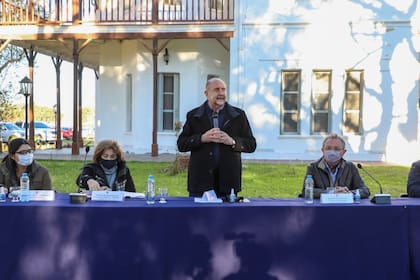 El gobernador Omar Perotti, en el centro, durante el anuncio del programa Carnes Santafesinas 2030
