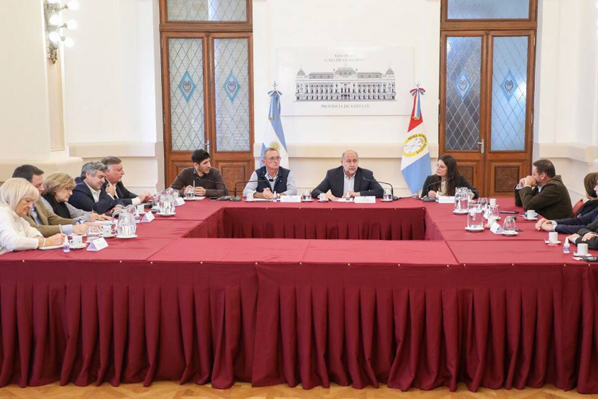 El gobernador Omar Perotti en la reunión con el campo de Santa Fe. Twitter Omar Perotti