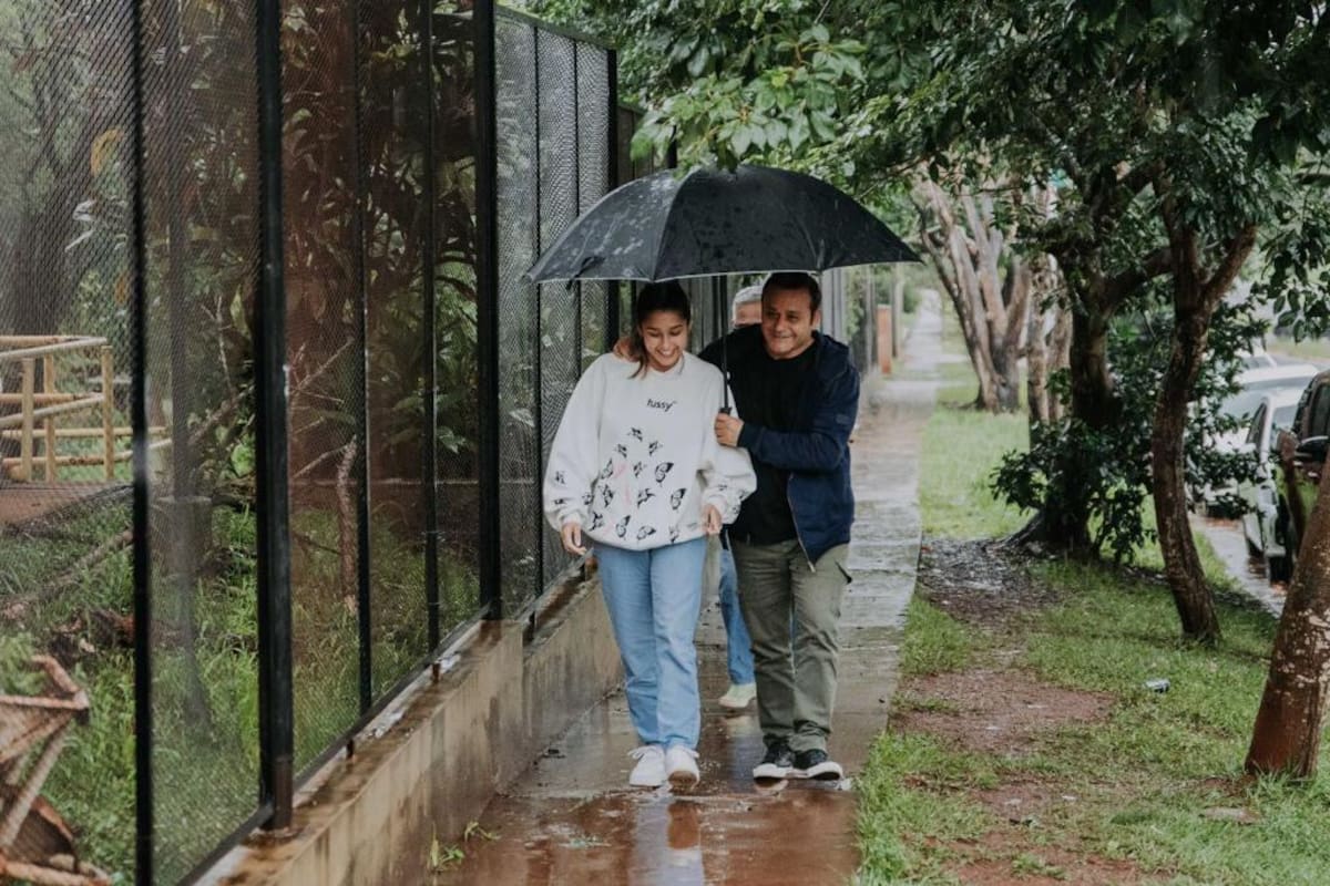 El gobernador Oscar Herrera Ahuad llegó a votar bajo la lluvia en Posadas