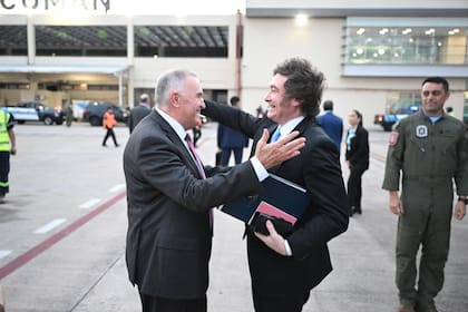 El gobernador Osvaldo Jaldo y el presidente Javier Milei este jueves en el aeropuerto de la ciudad de Tucumán