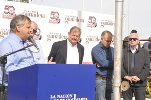 El gobernador Peppo, Enrique Santos (presidente de la Rural del Chaco), Rolando Toledo (STJ), Víctor Navajas (Brangus) y Norberto Frigerio (LA NACION)