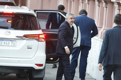 El gobernador peronista Raúl Jalil, en el ingreso a la jura de Santilli