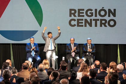 El gobernador Pullaro, junto a los gobernadores Llaryora y Frigerio, los acompaña el ministro Guillermo Francos