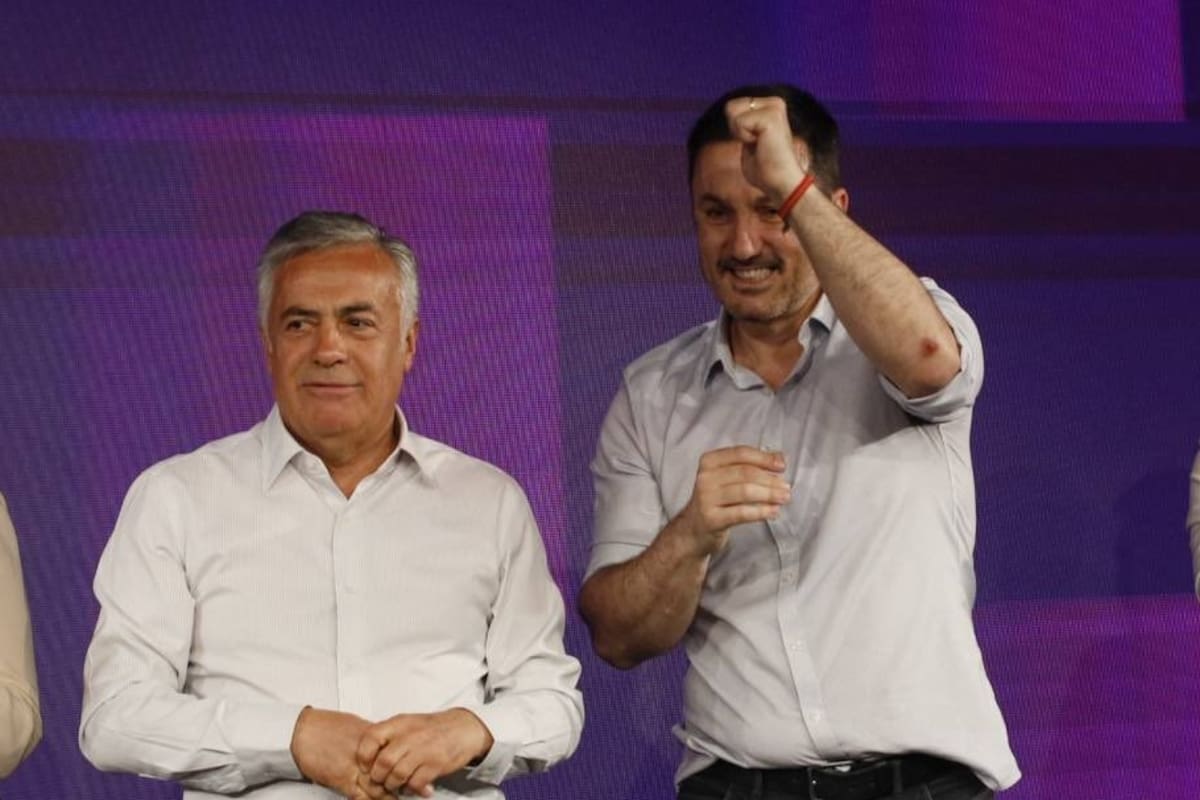 El gobernador radical de Mendoza, Alfredo Cornejo, y el ministro de Defensa de la Nación, Luis Petri, la noche de las elecciones legislativas