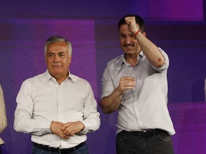 El gobernador radical de Mendoza, Alfredo Cornejo, y el exministro de Defensa de la Nación, Luis Petri, la noche de las elecciones legislativas celebran el triunfo