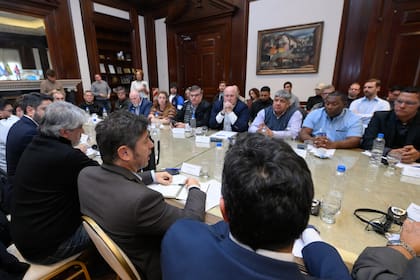 El gobernador recibió a los sindicalistas del transporte junto a dos de sus ministros
