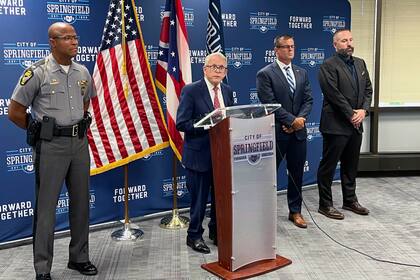 El gobernador republicano de Ohio, Mike DeWine, ofrece una rueda de prensa el lunes 16 de septiembre de 2024 en el ayuntamiento de Springfield, Ohio. (AP Foto/Patrick Aftoora Orsagos)