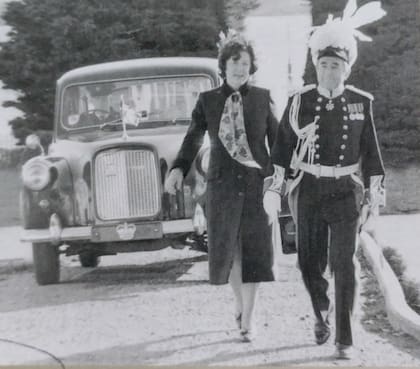 El gobernador Rex Hunt, vestido de gala, y su esposa dejan las islas
