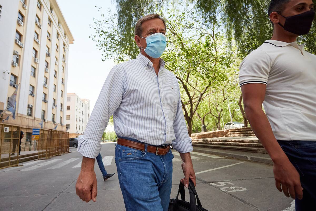 El gobernador Rodolfo Suarez, sale de la Casa de Gobierno de Mendoza, luego de la conferencia de prensa donde hablo sobre el DNU del presidente Alberto Fernandez.