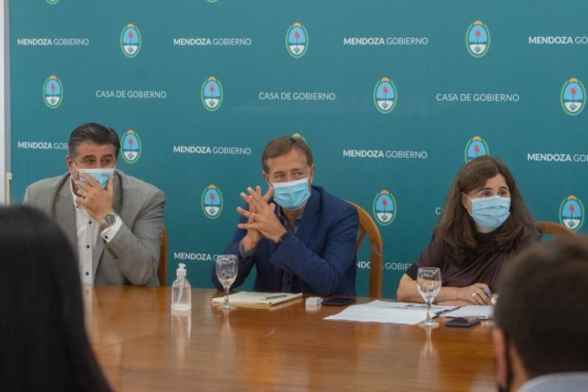 El gobernador Rodolfo Suarez tomó la decisión, junto con su gabinete y los intendentes, de restringir el movimiento entre las 0.30 y las 5.30 frente a la escalada de contagios en Mendoza