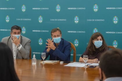 El gobernador Rodolfo Suarez tomó la decisión, junto con su gabinete y los intendentes, de restringir el movimiento entre las 0.30 y las 5.30 frente a la escalada de contagios en Mendoza