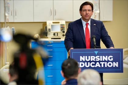 El gobernador Ron DeSantis anunció una millonaria inversión en Florida para expandir programas de enfermería