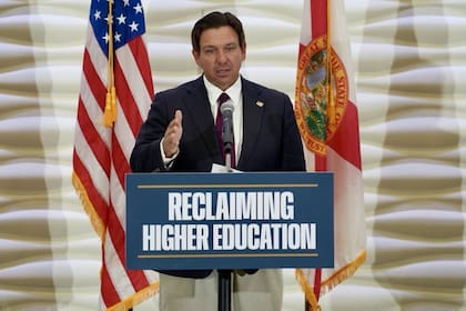 El gobernador Ron DeSantis brinda un anuncio sobre elección de escuelas en Florida