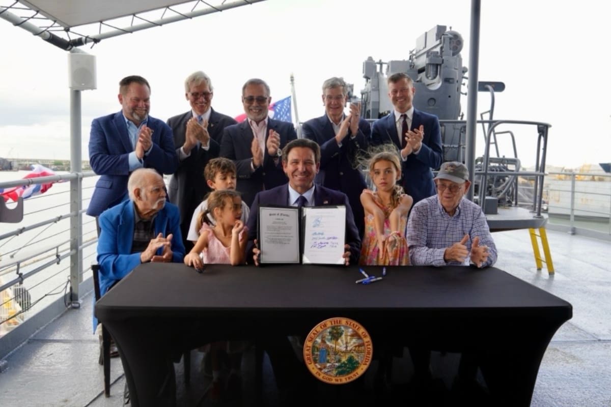 El gobernador Ron DeSantis durante la firma de la ley HB 249, que designa al SS American Victory como el buque insignia oficial del estado de Florida