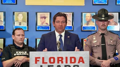El gobernador Ron DeSantis durante su conferencia de prensa sobre el control migratorio en Florida