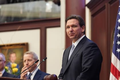 El gobernador Ron DeSantis es el impulsor de la ley para indocumentados en Florida