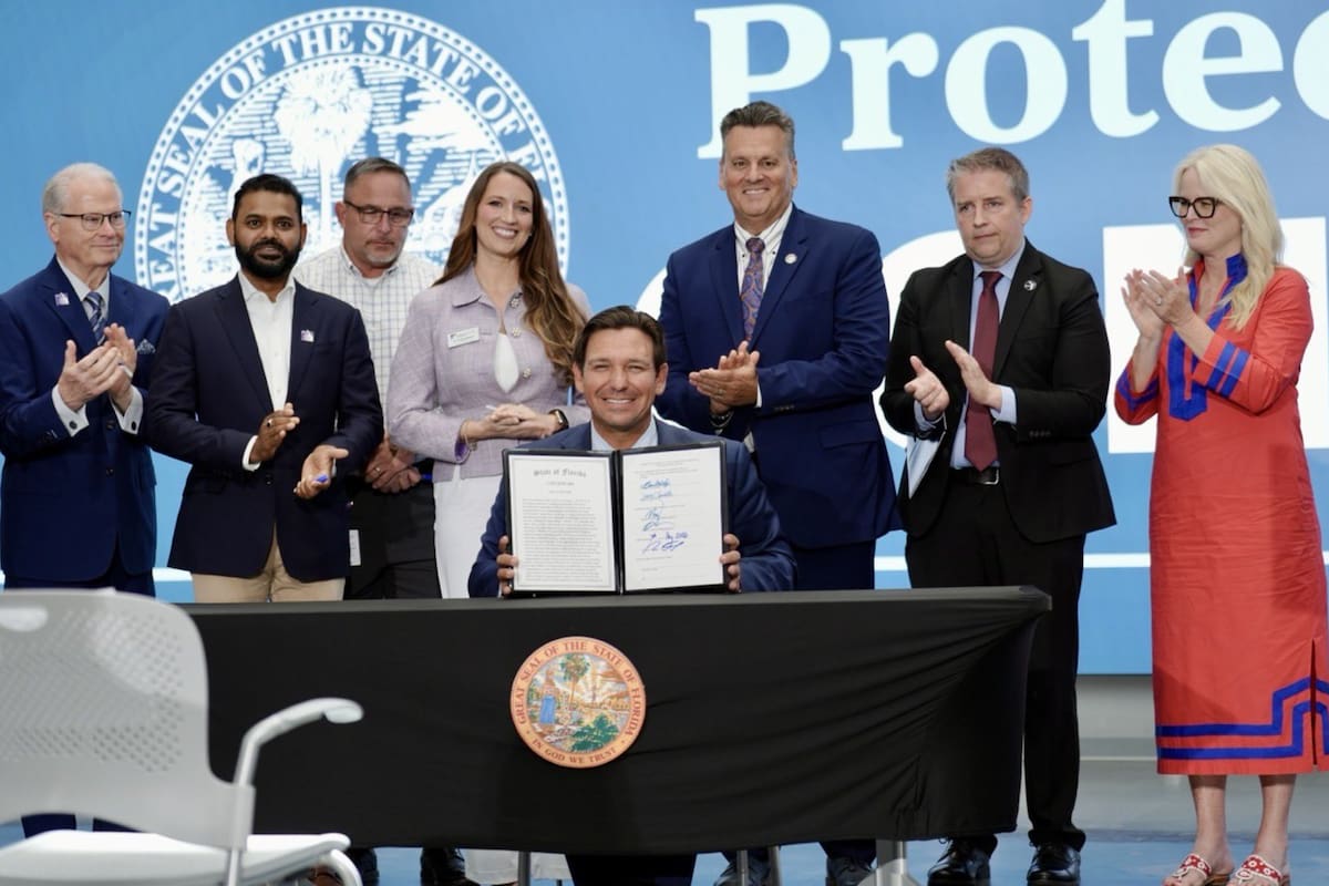 El gobernador Ron DeSantis firmó la ley SB 484 en la Florida Polytechnic University