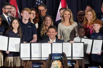 El gobernador Ron DeSantis firmó los proyectos de leyes en la Escuela Cristiana de Cambridge, en Tampa