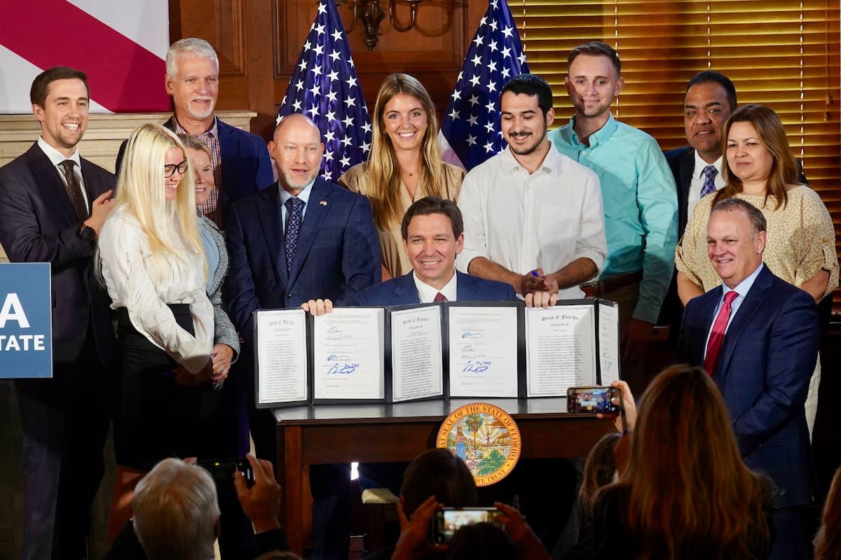 El gobernador Ron DeSantis firmó un proyecto de ley, este lunes, en el New College of Florida, que prohibe destinar recursos a programas de diversidad, equidad e inclusión