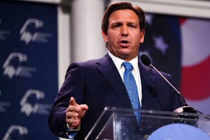 El gobernador Ron DeSantis impulsó un fuerte paquete para frenar la inmigración ilegal en Florida