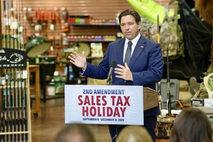 El gobernador Ron DeSantis presenta el "Second Amendment Sales Tax Holiday", un período de exención de impuestos desde el 8 de septiembre hasta el 31 de diciembre de 2025