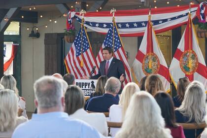 El gobernador Ron DeSantis presentó una iniciativa legislativa en Palm Beach County que busca modificar de raíz el funcionamiento de los comercios de mascotas