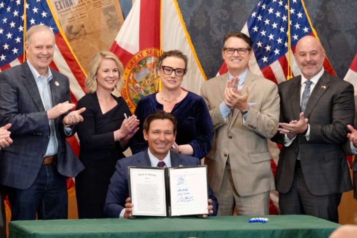 El gobernador Ron DeSantis promulgó la ley HB 1217, diseñada para impedir que las metas climáticas locales se traduzcan en aumentos automáticos en las facturas de electricidad