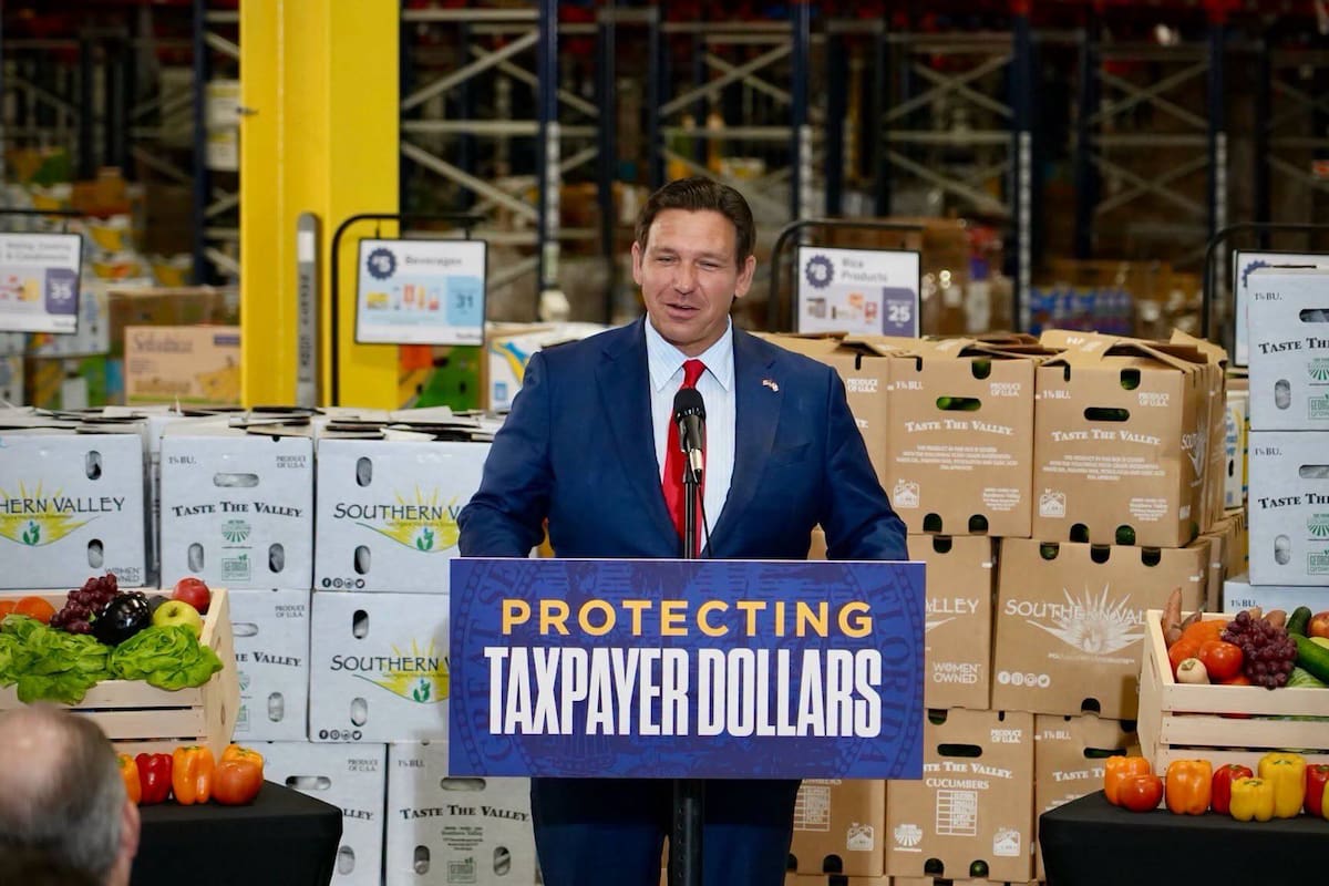 El gobernador Ron DeSantis sostuvo que los beneficios deben destinarse a necesidades básicas y facilitar la independencia de las familias