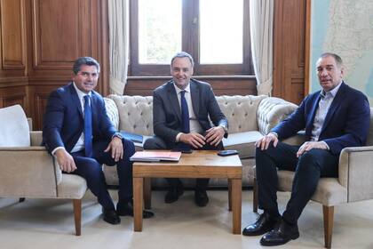 El gobernador sanjuanino Orrego con Adorni y Santilli en la Casa Rosada