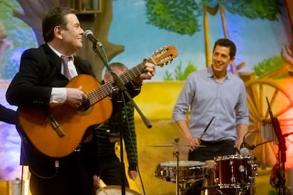 El gobernador santiagueño, Gerardo Zamora, guitarra en mano, junto a Wado de Pedro