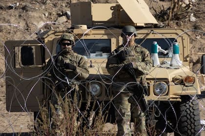 El gobernador texano, el republicano Greg Abbott, ordenó el despliegue de la Guardia Nacional de Texas para evitar el cruce de migrantes