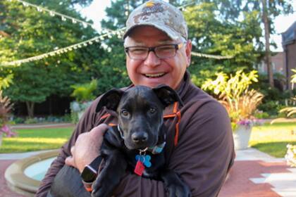 El gobernador Tim Walz adoptó a su perro Scout en 2019