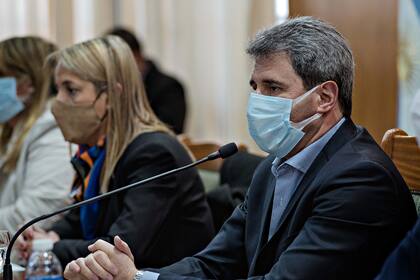 El gobernador Uñac durante el anuncio de las medidas