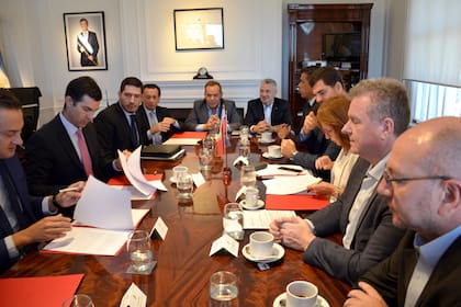 El gobernador Urtubey y la ministra Bullrich, junto a varios funcionarios