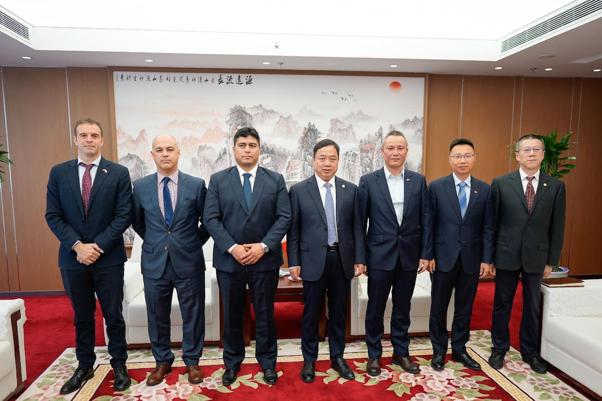 El gobernador Vidal y el embajador Marcelo Suárez Salvia, con directivos de Ghezhouba, en Beijing, China.
