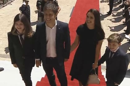 El gobernador y su familia, en el ingreso a la Legislatura