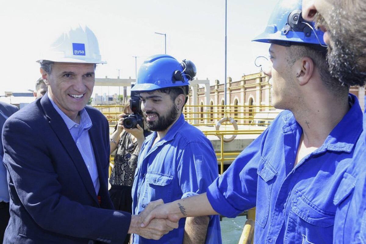 El Gobierno afirmó que no se frenarán las inversiones en infraestructura, aunque redefinirá las prioridades con gobernadores e intendentes; apunta a exhibir austeridad en medio de la renegociación de la deuda