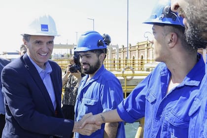 El Gobierno afirmó que no se frenarán las inversiones en infraestructura, aunque redefinirá las prioridades con gobernadores e intendentes; apunta a exhibir austeridad en medio de la renegociación de la deuda