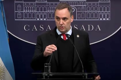 El Gobierno amenazó con recusar a Kreplak si no pide la inmediata detención del dueño del laboratorio y el juez le respondió