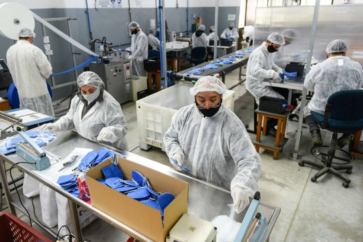 El Gobierno autorizó a tres empresas argentinas a fabricar kits médicos ante la falta de insumos en el país