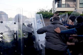 El gobierno británico condena la violencia en protestas por muerte de un adolescente apuñalado