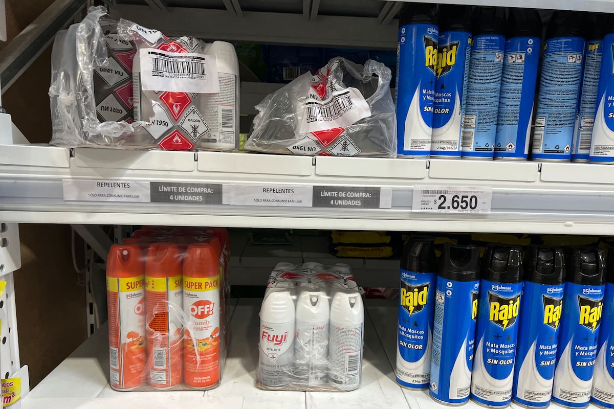 El Gobierno busca limitar la venta de los repelentes en los supermercados hasta que se normalice la entrega