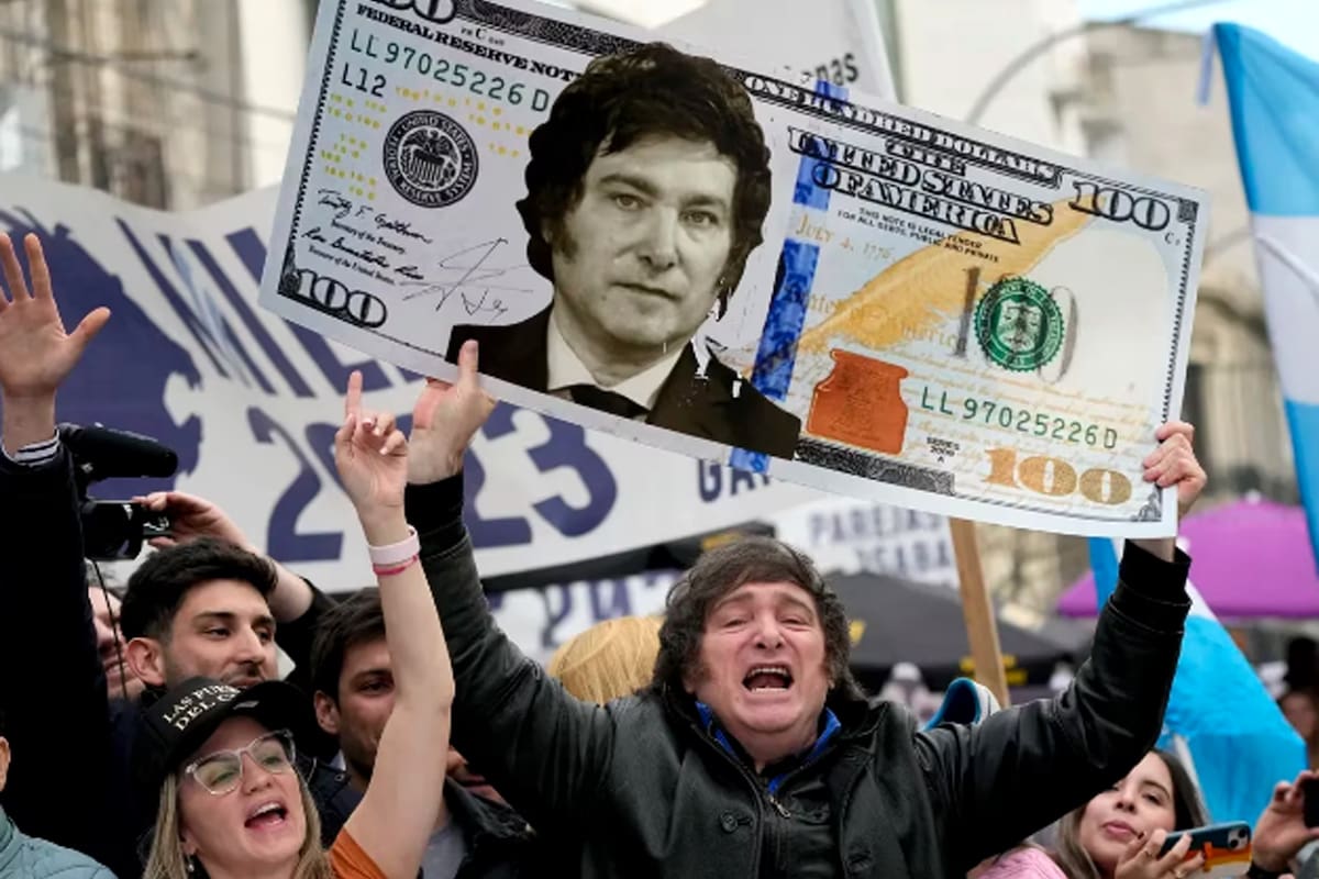 El Gobierno consiguió mantener el dólar oficial mayorista por debajo de los $1500, pero la calma cambiaria empezó a contrastar con las señales que llegan desde otros activos argentinos.