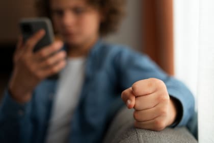 El Gobierno de Australia prohibió el uso de celulares a menores de 16 años