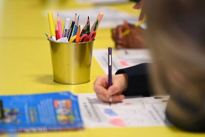 El gobierno de Boris Johnson evalúa una extensión de la jornada escolar que representaría 100 horas más de clase para 2022