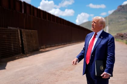El gobierno de Donald Trump proyectó barreras de 30 pies (nueve metros) de altura, caminos, cámaras, iluminación y fibra óptica en sectores del condado de San Diego
